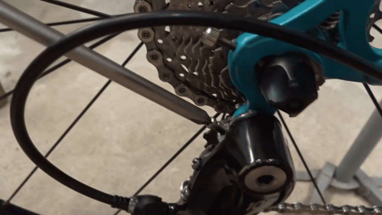 How to tighten bike chain best sale with derailleur